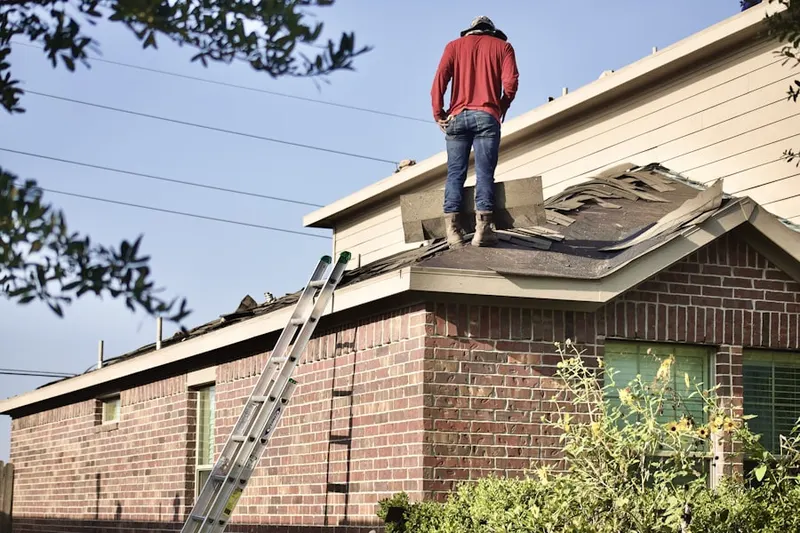 Professional roofer working on a residential roof in Oak Shade